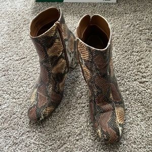 2/$15 3/$20🌹 Snakeskin embossed boots